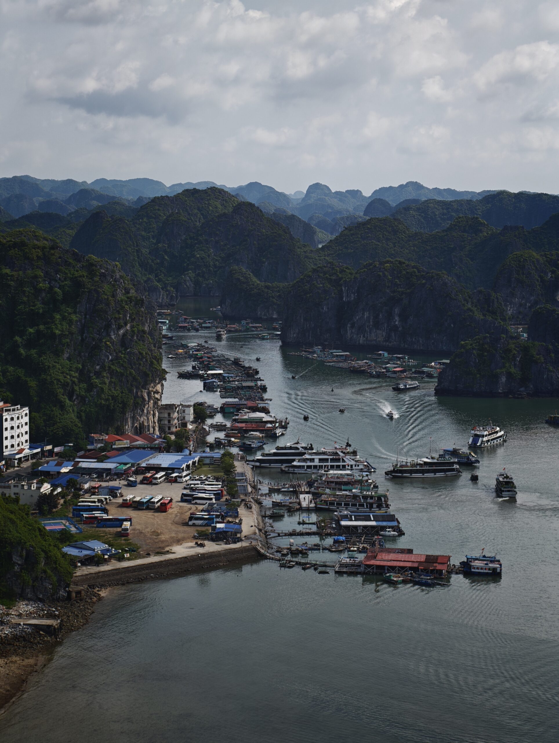 Island scenery around Cát Bà