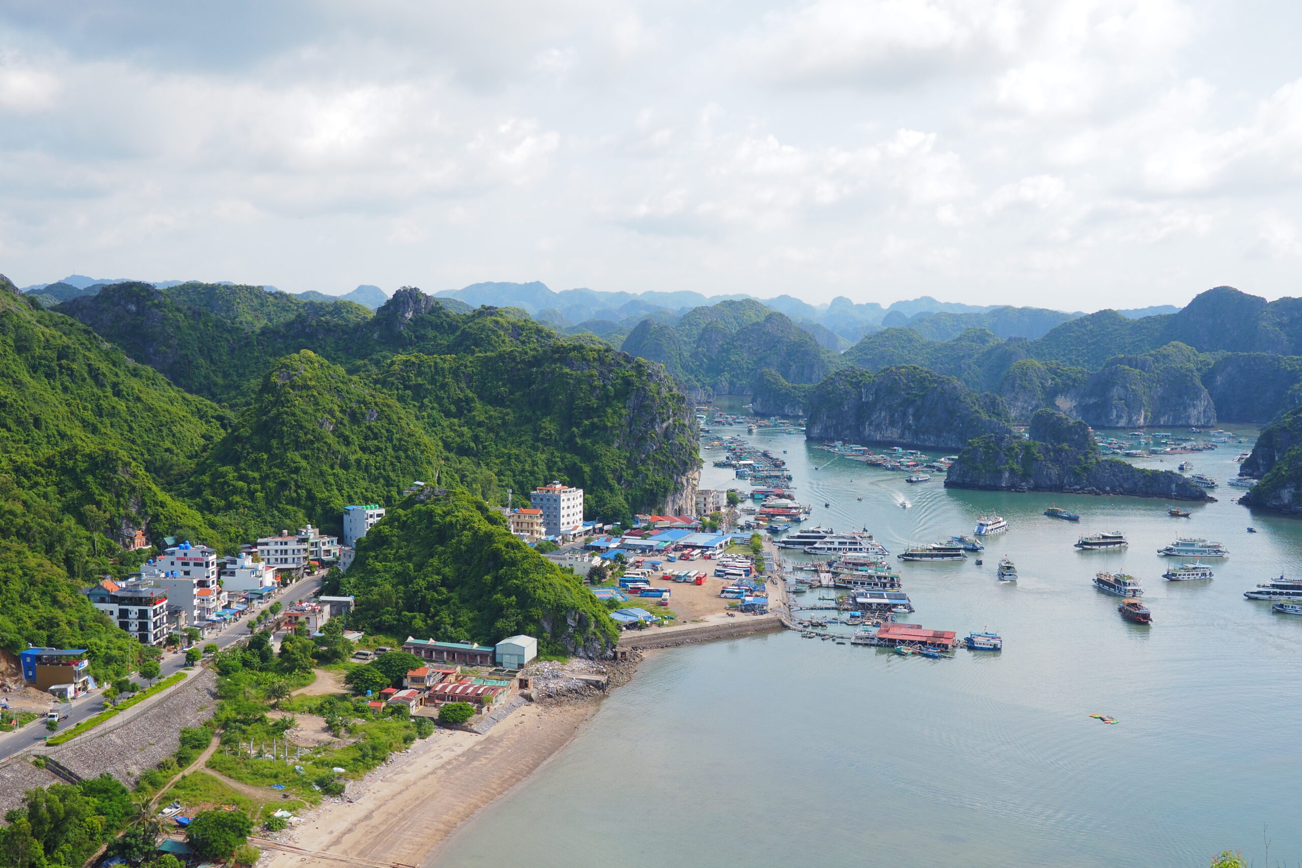Island scenery around Cát Bà